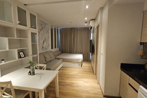 Студия в кондо в Клонг Тоэй, Бангкок, Таиланд № 153166 - фото 1