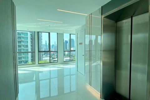 Condo in Watthana, Bangkok, Thailand, 3 bedrooms  № 133761 - photo 30