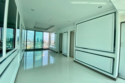 Condo in Watthana, Bangkok, Thailand, 3 bedrooms  № 133761 - photo 12