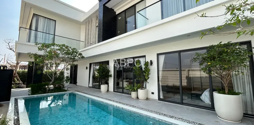 Casa de 4 dormitorios en Pattaya, Tailandia № 211165
