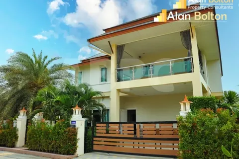 Casa de 4 dormitorios en Pattaya, Tailandia № 211167 - foto 7
