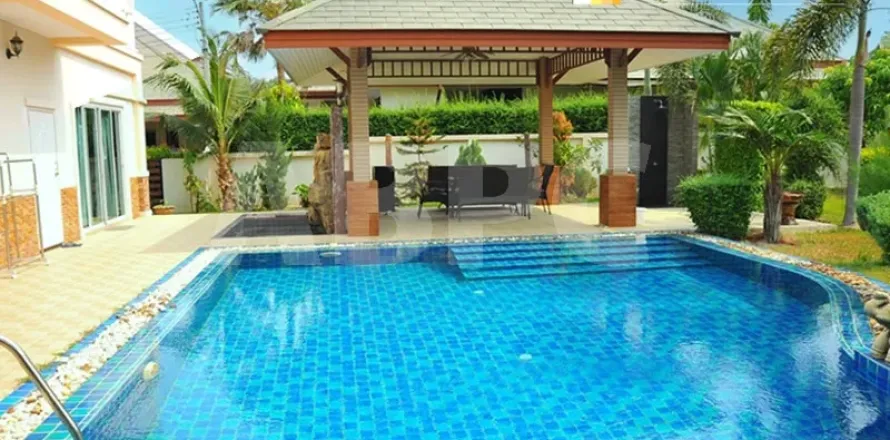 Casa de 4 dormitorios en Pattaya, Tailandia № 211167