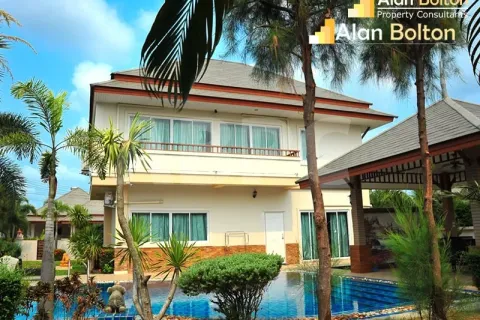 Casa de 4 dormitorios en Pattaya, Tailandia № 211167 - foto 8