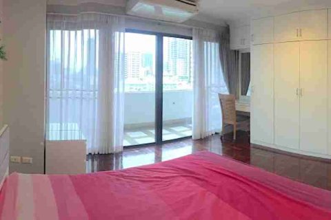 Condo in Bangkok, Thailand, 3 bedrooms  № 183345 - photo 10