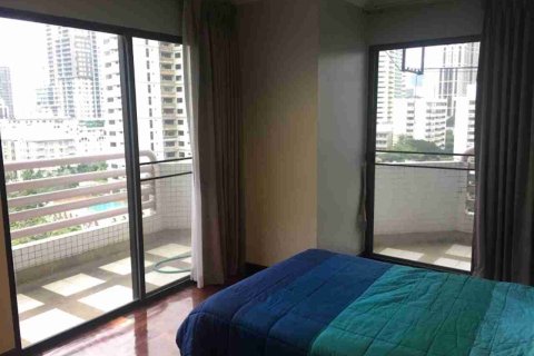 Condo in Bangkok, Thailand, 3 bedrooms  № 183345 - photo 11