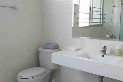 Condo in Thonburi, Bangkok, Thailand, 2 bedrooms  № 183344 - photo 8