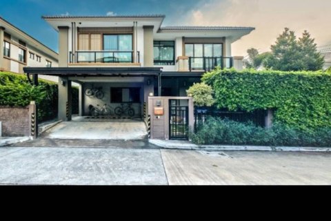 House in Samut Prakan, Thailand 3 bedrooms № 156924