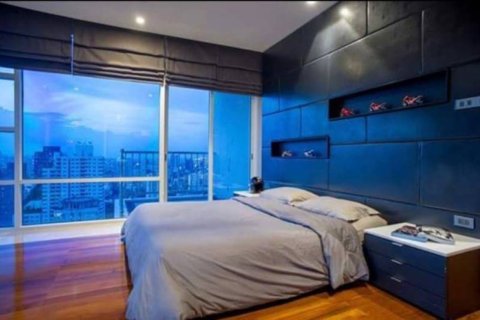 Condo in Bangkok, Thailand, 4 bedrooms  № 181035 - photo 2