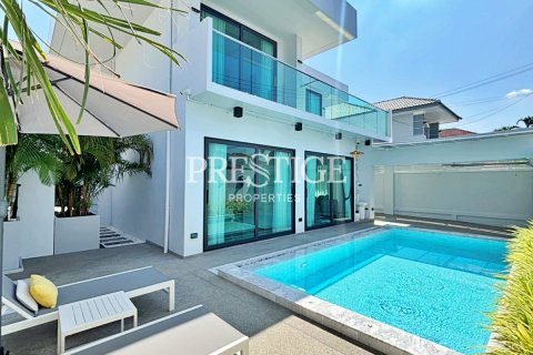 House in Pattaya, Thailand 5 bedrooms № 198326