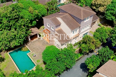 House in Pattaya, Thailand 4 bedrooms № 198322