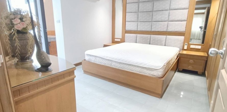 Condo à Huai Khwang, Bangkok, Thaïlande, 2 chambres  № 162037