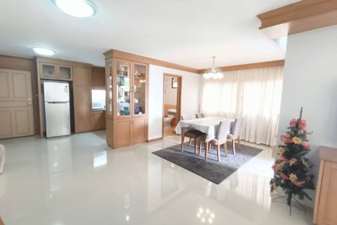 Condo à Huai Khwang, Bangkok, Thaïlande, 2 chambres  № 162037 - photo 4