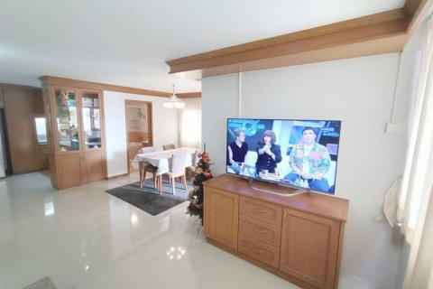 Condo à Huai Khwang, Bangkok, Thaïlande, 2 chambres  № 162037 - photo 5