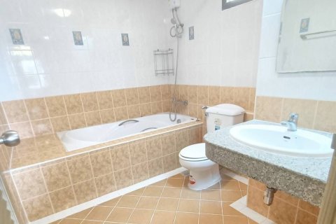 Condo à Huai Khwang, Bangkok, Thaïlande, 2 chambres  № 162037 - photo 9