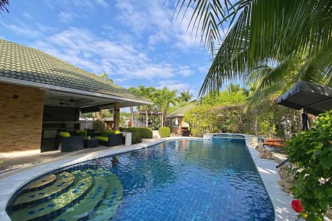 Villa in Hua Hin, Thailand 4 bedrooms № 168387 - photo 2