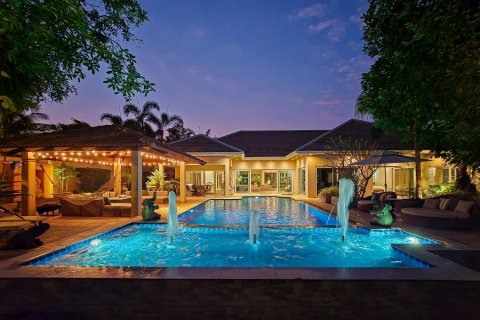 Maison à Pattaya, Thaïlande 6 chambres № 171768 - photo 1