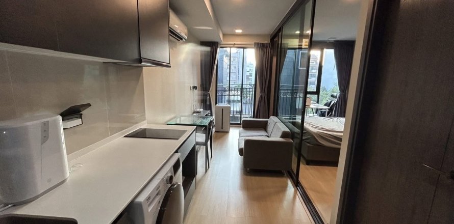 Studio in the Condo in Khlong Toei, Bangkok, Thailand  № 159233