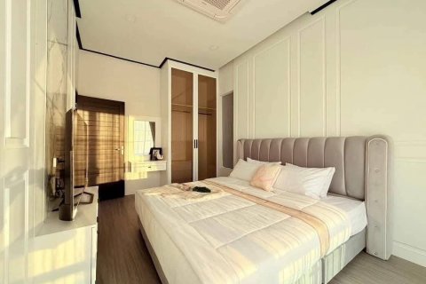 House in Pattaya, Thailand 6 bedrooms № 144803 - photo 4
