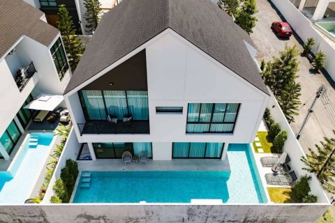 Villa in Phuket, Thailand 4 bedrooms № 173790 - photo 1