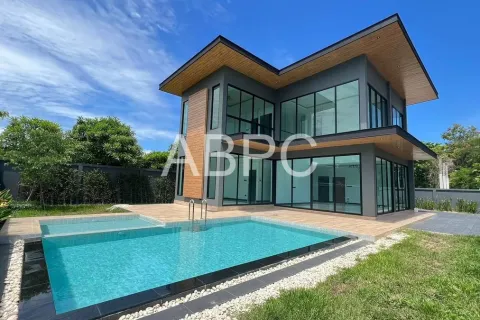 Casa de 5 dormitorios en Pattaya, Tailandia № 212119 - foto 2