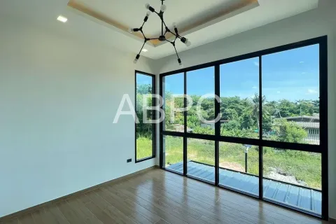 Casa de 5 dormitorios en Pattaya, Tailandia № 212119 - foto 11