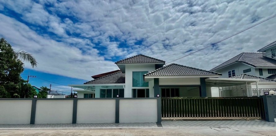 House in Pattaya, Thailand 3 bedrooms № 152625