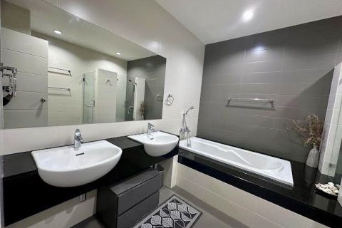 Condo in Phuket, Thailand, 3 bedrooms  № 173120 - photo 12