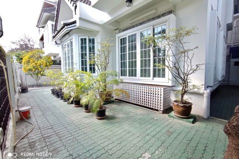House in Bangkok, Thailand 5 bedrooms № 157540