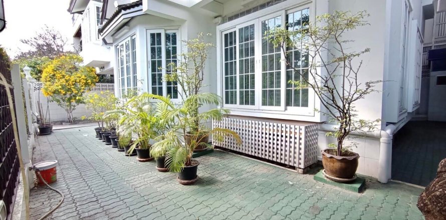 House in Bangkok, Thailand 5 bedrooms № 157540