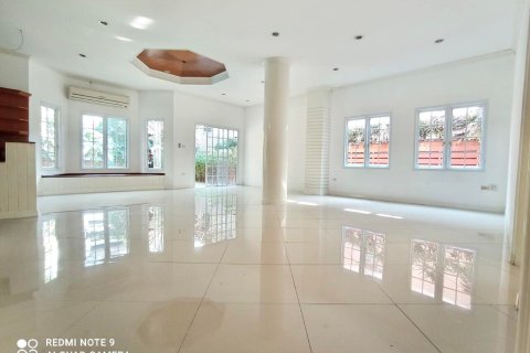 House in Bangkok, Thailand 5 bedrooms № 157543 - photo 20