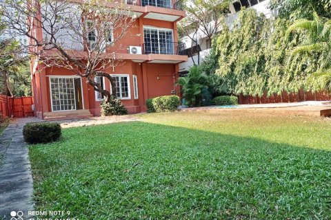 House in Bangkok, Thailand 5 bedrooms № 157543