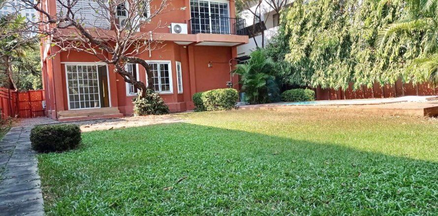 House in Bangkok, Thailand 5 bedrooms № 157543