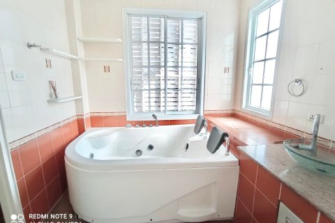 House in Bangkok, Thailand 5 bedrooms № 157543 - photo 9