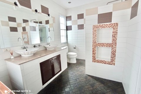 House in Bangkok, Thailand 5 bedrooms № 157543 - photo 2