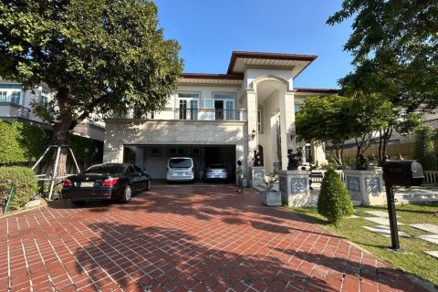 Дом в Буенг Куме, Бангкок, Таиланд с 5 спальнями  № 151525 - фото 1