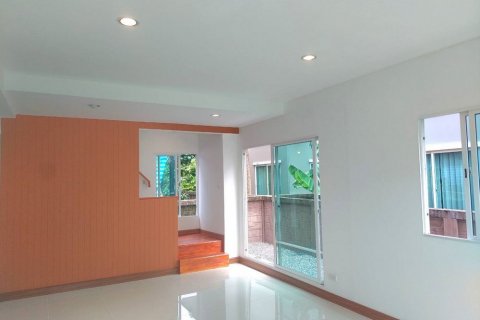 House in Pathum Thani, Thailand 3 bedrooms № 135649 - photo 6