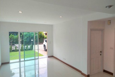 House in Pathum Thani, Thailand 3 bedrooms № 135649 - photo 5