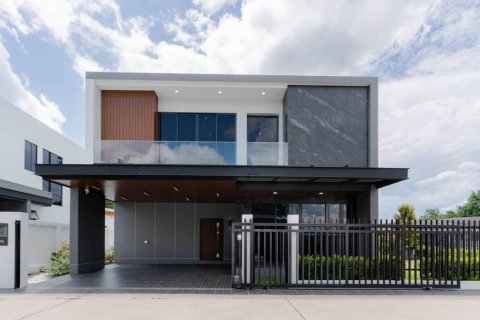 House in Hang Dong, Thailand 4 bedrooms № 134652 - photo 1