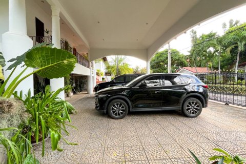 House in Pattaya, Thailand 6 bedrooms № 171752 - photo 6