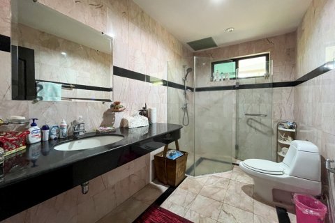 House in Pattaya, Thailand 6 bedrooms № 171752 - photo 12