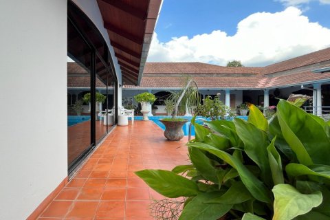 House in Pattaya, Thailand 6 bedrooms № 171752 - photo 24