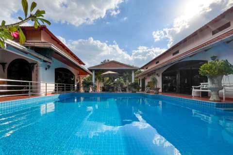 House in Pattaya, Thailand 6 bedrooms № 171752 - photo 17
