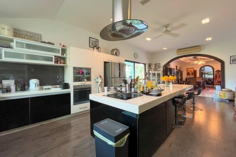 House in Pattaya, Thailand 6 bedrooms № 171752 - photo 3