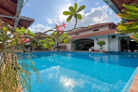 House in Pattaya, Thailand 6 bedrooms № 171752 - photo 16