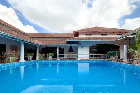 House in Pattaya, Thailand 6 bedrooms № 171752 - photo 23