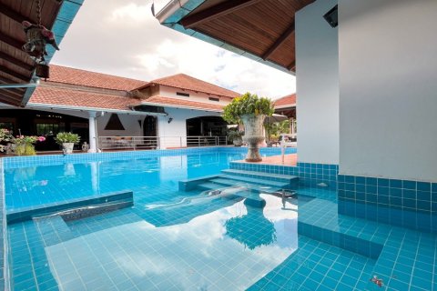 House in Pattaya, Thailand 6 bedrooms № 171752 - photo 18