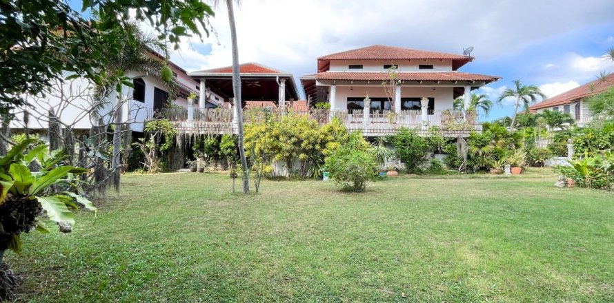 House in Pattaya, Thailand 6 bedrooms № 171752