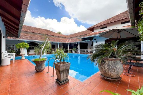 House in Pattaya, Thailand 6 bedrooms № 171752 - photo 25
