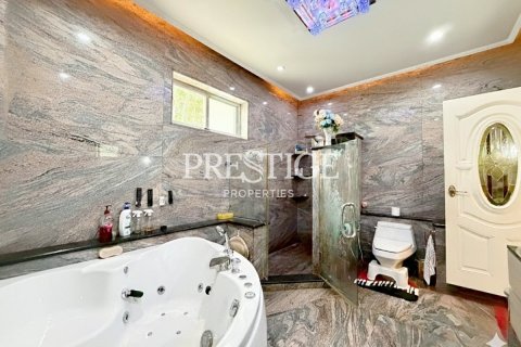 House in Pattaya, Thailand 2 bedrooms № 197754 - photo 15