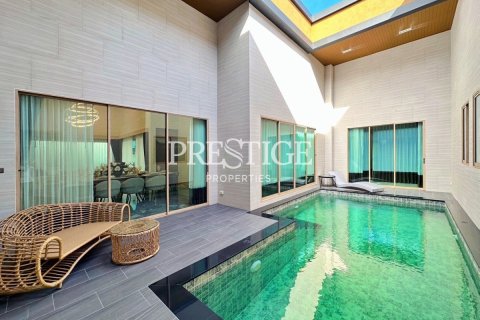 House in Pattaya, Thailand 4 bedrooms № 197753
